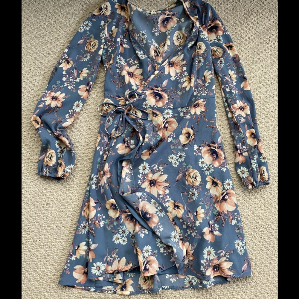Cute floral wrap dress 👗
